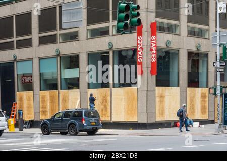 Midtown Manhattan Unternehmen sind alle in Reaktion auf die Plünderungen, Unruhen und Vandalismus, Juni 2020, New York City, USA, verladen Stockfoto