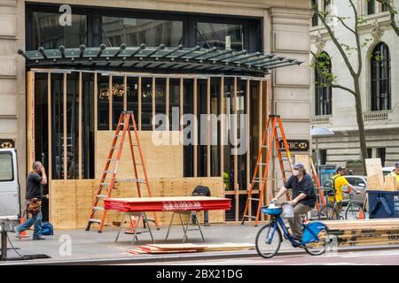 Midtown Manhattan Unternehmen sind alle in Reaktion auf die Plünderungen, Unruhen und Vandalismus, Juni 2020, New York City, USA, verladen Stockfoto