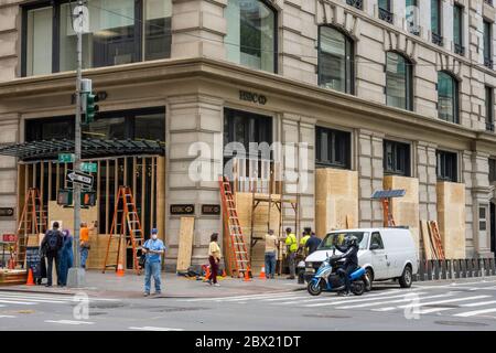 Midtown Manhattan Unternehmen sind alle in Reaktion auf die Plünderungen, Unruhen und Vandalismus, Juni 2020, New York City, USA, verladen Stockfoto