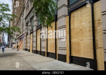 Midtown Manhattan Unternehmen sind alle in Reaktion auf die Plünderungen, Unruhen und Vandalismus, Juni 2020, New York City, USA, verladen Stockfoto