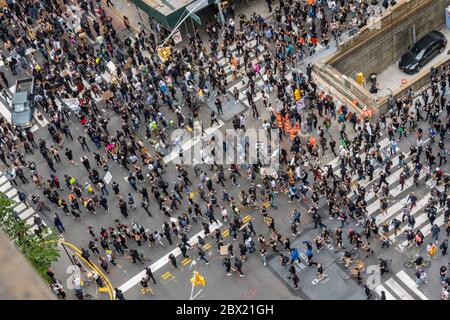 Tausende marschieren in New York City, um gegen George Floyds Tod, 2. Juni 2020, USA, zu protestieren Stockfoto