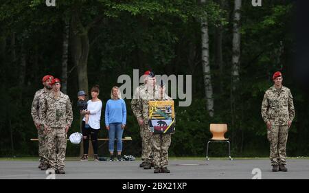 Burg, Deutschland. Juni 2020. Soldaten des Logistikbataillons 171 und ihre Angehörigen stehen in der Clausewitz-Kaserne mit der koronabasierten Räumung Seite an Seite. Während des Appells wurden rund 150 Soldaten auf einen Auslandseinsatz nach Afghanistan entsandt. Der Einsatz des in Burg stationierten Logistik-Bataillons 171 ist Teil der NATO-Ausbildungsmission 'Resolute Support'. Kredit: Ronny Hartmann/dpa/Alamy Live News Stockfoto