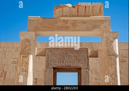 Hieroglypische Schnitzereien an der Eingangstür des alten ägyptischen Tempels der Hatschetup in Luxor Stockfoto