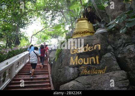 Bangkok, Thailand. Juni 2020. Wat Saket Ratchaworamahawiharn (der Goldene Berg) steht Buddhisten offen, um am 3. Juni 2020 die Reliquien in Bangkok, Thailand, zu ehren. Nachdem der Tempel für 2 Monate geschlossen werden musste, um den Ausbruch der Covid-19-Pandemie zu verhindern. (Foto: Teera Noisakran/Pacific Press/Sipa USA) Quelle: SIPA USA/Alamy Live News Stockfoto