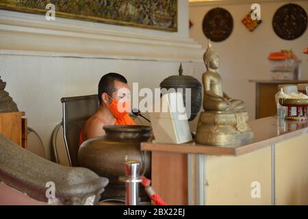 Bangkok, Thailand. Juni 2020. Wat Saket Ratchaworamahawiharn (der Goldene Berg) steht Buddhisten offen, um am 3. Juni 2020 die Reliquien in Bangkok, Thailand, zu ehren. Nachdem der Tempel für 2 Monate geschlossen werden musste, um den Ausbruch der Covid-19-Pandemie zu verhindern. (Foto: Teera Noisakran/Pacific Press/Sipa USA) Quelle: SIPA USA/Alamy Live News Stockfoto