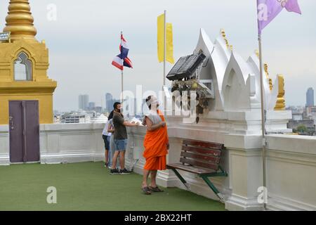 Bangkok, Thailand. Juni 2020. Wat Saket Ratchaworamahawiharn (der Goldene Berg) steht Buddhisten offen, um am 3. Juni 2020 die Reliquien in Bangkok, Thailand, zu ehren. Nachdem der Tempel für 2 Monate geschlossen werden musste, um den Ausbruch der Covid-19-Pandemie zu verhindern. (Foto: Teera Noisakran/Pacific Press/Sipa USA) Quelle: SIPA USA/Alamy Live News Stockfoto