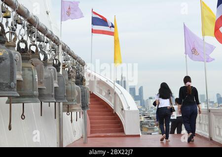 Bangkok, Thailand. Juni 2020. Wat Saket Ratchaworamahawiharn (der Goldene Berg) steht Buddhisten offen, um am 3. Juni 2020 die Reliquien in Bangkok, Thailand, zu ehren. Nachdem der Tempel für 2 Monate geschlossen werden musste, um den Ausbruch der Covid-19-Pandemie zu verhindern. (Foto: Teera Noisakran/Pacific Press/Sipa USA) Quelle: SIPA USA/Alamy Live News Stockfoto