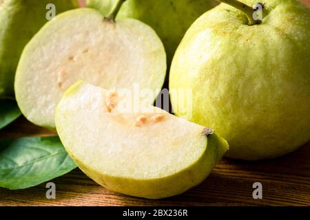 Nahaufnahme von frischem Guava-Obst auf Holztisch. Stockfoto