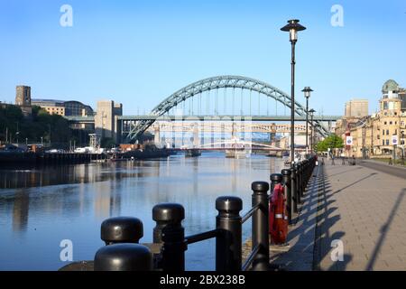 Brücken über den Fluss Tyne in Newcastle upon Tyne zeigt die Tyne Bridge, die Swing Bridge, die High Level Bridge, die Queen Elizabeth II Metro B Stockfoto