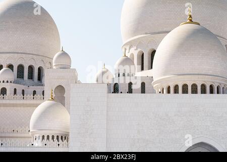 Nahaufnahme der Kuppel der Abu Dhabi Moschee an einem sonnigen Tag mit blauem Himmel Stockfoto