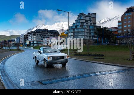 Ushuaia, Argentinien - 14. Oktober 2013: Blick auf die Stadt Ushuaia, mit den Bergen im Hintergrund, in Argentinien, Südamerika. Stockfoto