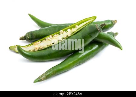 Frischer grüner Chili-Papper auf weißem Hintergrund. Stockfoto