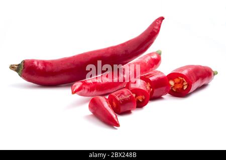 Frischer roter Chili-Papper auf weißem Hintergrund. Stockfoto