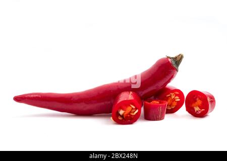 Frischer roter Chili-Papper auf weißem Hintergrund. Stockfoto