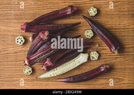 Frische Red Okra auf Holzhintergrund. Stockfoto