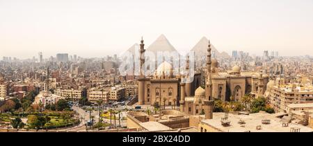 Die Moschee-Madrassa von Sultan Hassan vor den Pyramiden von Gizeh, Kairo, Ägypten Stockfoto