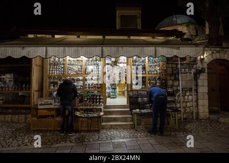 SARAJEVO, BOSNIEN - 15. APRIL 2017: Souvenirladen im Stadtteil Bascarsija von Sarajevo bei Nacht, mit typischen Metall-Kupfer-Handwerk hergestellt. Bascars Stockfoto