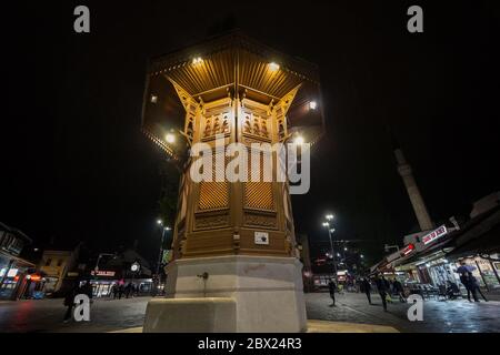 SARAJEVO, BOSNIEN - 15. APRIL 2017: Sebilj-Brunnen, im Stadtteil Bascarsija, bei Nacht. Dieser Brunnen gilt als eines der größten Wahrzeichen Stockfoto