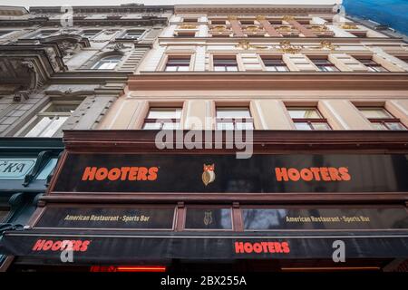 PRAG, TSCHECHIEN - 3. NOVEMBER 2019: Hooters-Logo vor dem Restaurant für Prag. Hooters ist eine multinationale amerikanische Kette von zwanglosen Speisen Stockfoto