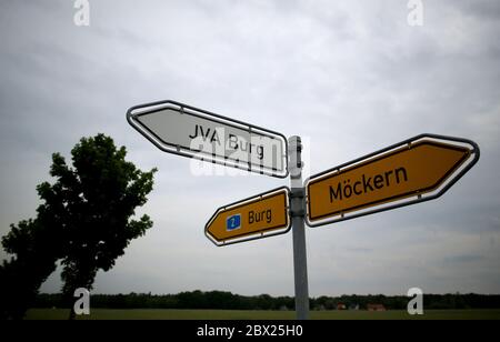 Burg, Deutschland. Juni 2020. Ein Wegweiser weist auf den Weg zum Gefängnis Burg (JVA). Der Rechtsextremist Stephan B., der im Oktober 2019 eine Synagoge in Halle angegriffen und anschließend zwei Personen ermordet hatte, wurde nach dem Fluchtversuch aus dem Gefängnis Halle in das Gefängnis Burg überstellt. (Zu dpa 'Fluchtversuch von Stephan B. - unglaubliche fünf Minuten') Quelle: Ronny Hartmann/dpa/Alamy Live News Stockfoto