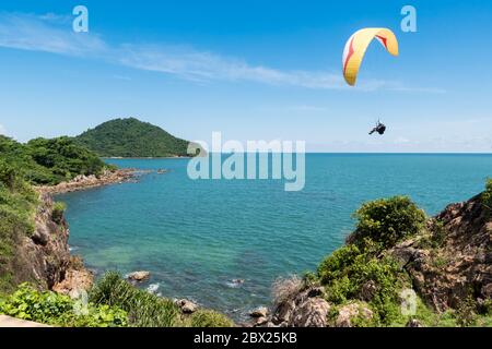 Schöne Seenlandschaft mit Paragleider fliegen in blauen Himmel. Stockfoto