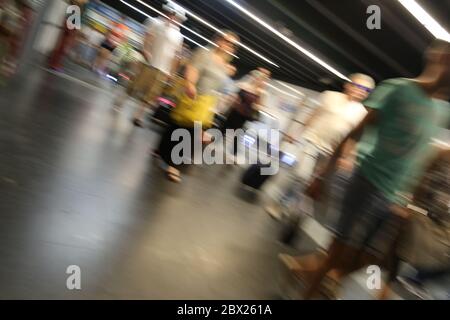 Leute, die aus der U-Bahn-Station in Rom. Italien Stockfoto