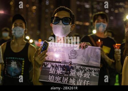 Hongkong. 4. Juni 2020 Hongkong trotzt dem Polizeiverbot, sich zur jährlichen Tiananmen-Mahnwache im Victoria Park zu versammeln. Kredit: David Ogg / Alamy Live News Stockfoto
