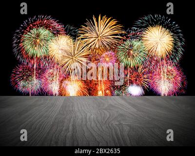 Leere Holztisch vor Feuerwerk Hintergrund. Stockfoto