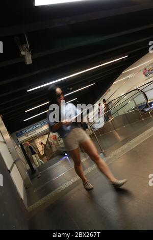 Leute, die aus der U-Bahn-Station in Rom. Italien Stockfoto