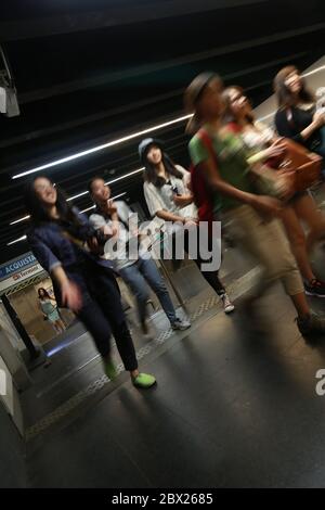 Leute, die aus der U-Bahn-Station in Rom. Italien Stockfoto