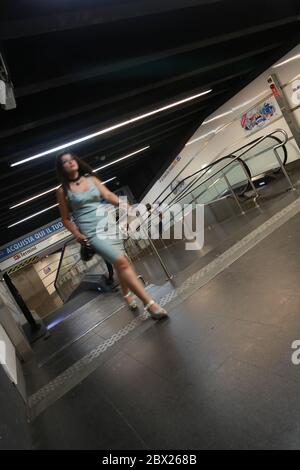 Leute, die aus der U-Bahn-Station in Rom. Italien Stockfoto