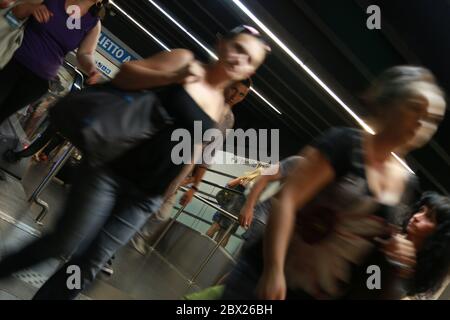 Leute, die aus der U-Bahn-Station in Rom. Italien Stockfoto