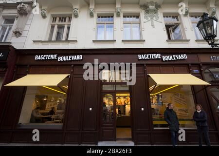 PRAG, TSCHECHIEN - 1. NOVEMBER 2019: Bageterie Boulevard Logo vor dem Restaurant im Zentrum von Prag. Bageterie Boulevard ist eine tschechische Kette von fa Stockfoto