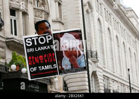 Schätzungsweise 100,000 Tamilen marschieren durch die Straßen Londons und fordern ein Ende des Krieges in Sri Lanka Stockfoto