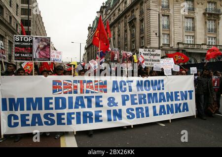 Schätzungsweise 100,000 Tamilen marschieren durch die Straßen Londons und fordern ein Ende des Krieges in Sri Lanka Stockfoto
