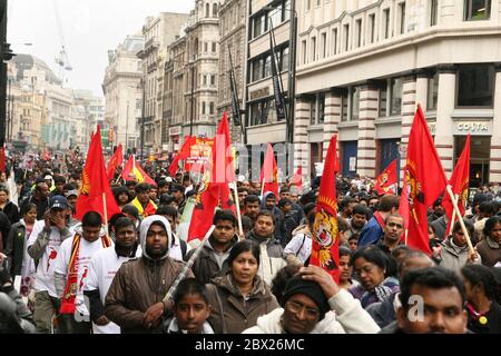 Schätzungsweise 100,000 Tamilen marschieren durch die Straßen Londons und fordern ein Ende des Krieges in Sri Lanka Stockfoto