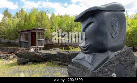 HAGGHULT, SCHWEDEN - 30. MAI 2020: Die schwarzen Berge sind ein Freilichtmuseum, wo Sie das Gefühl der Steinbrüche erleben und einige schöne Kunst ma bewundern können Stockfoto