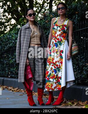 LONDON, UK- September 18 2017: Anna Rosa Vitiello und Florrie Thomas auf der Straße in London. Stockfoto