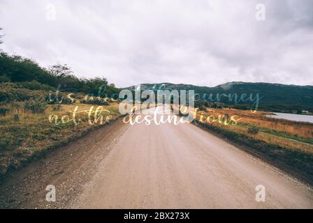 Wilde Landschaft in patagonien, staubige Straßen, die nirgendwo hinführen, mit einem überlappenden Text Zitat geht es um Reise nicht das Ziel, Reise inspirationa Stockfoto