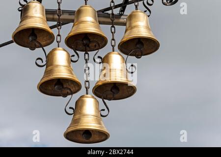 Das Six Bells Pub Schild hängt vor dem Fachwerkhaus aus dem 16. Jahrhundert in der Lower High Street in der Marktstadt Thames in Oxfords Stockfoto