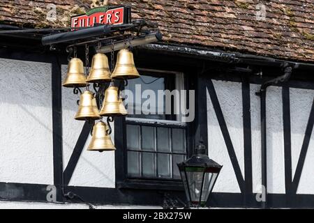 Das Six Bells Pub Schild hängt vor dem Fachwerkhaus aus dem 16. Jahrhundert in der Lower High Street in der Marktstadt Thames in Oxfords Stockfoto