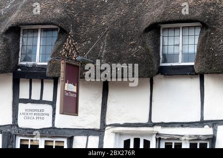 Das calledâ Thatchâ ist ein Reetdachgebäude, das 1550 erbaut wurde. Es liegt an der Lower High Street in der Marktstadt Thame in Oxfordshire, bei der Stadt Stockfoto