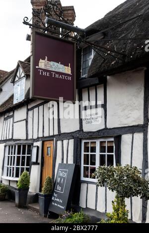 Das calledâ Thatchâ ist ein Reetdachgebäude, das 1550 erbaut wurde. Es liegt an der Lower High Street in der Marktstadt Thame in Oxfordshire, bei der Stadt Stockfoto