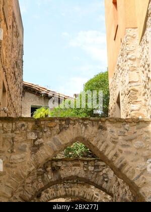 Steinbögen an der Straße von Besalu, einer Stadt in der Comarca Garrotxa, in Girona, Katalonien, Spanien. Stockfoto