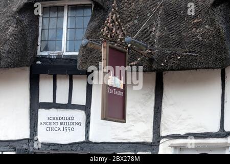 Das calledâ Thatchâ ist ein Reetdachgebäude, das 1550 erbaut wurde. Es liegt an der Lower High Street in der Marktstadt Thame in Oxfordshire, bei der Stadt Stockfoto