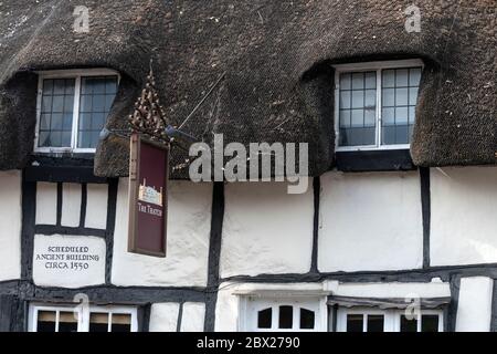 Das calledâ Thatchâ ist ein Reetdachgebäude, das 1550 erbaut wurde. Es liegt an der Lower High Street in der Marktstadt Thame in Oxfordshire, bei der Stadt Stockfoto