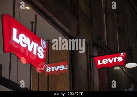 PRAG, TSCHECHIEN - 31. OKTOBER 2019: Levis Jeans-Logo vor ihrem Geschäft für Prag. Levi Strauss oder Levi's ist ein amerikanischer Bekleidungshersteller speci Stockfoto