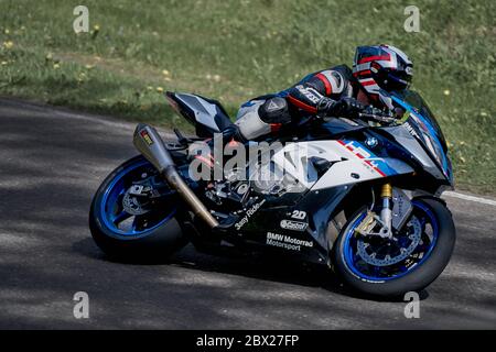 25-05-2020 Riga, Lettland. Motorradfahrer fährt auf Straße, Seitenansicht, Nahaufnahme. Stockfoto