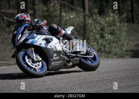25-05-2020 Riga, Lettland. Motorradfahrer fährt auf Straße, Seitenansicht, Nahaufnahme. Stockfoto
