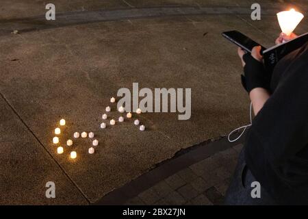 Causeway Bay, Hongkong. 04, Juni 2020. Protesteor fotografieren die Zahl 64, die als Symbol der Missachtung der Zensur der Proteste auf dem Tiananmen Platz in China am 4. Juni 1989 dienen. © Danny Tsai / Alamy Live News Stockfoto